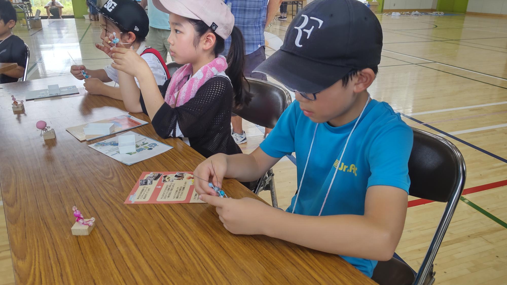 帽子の男の子がアービフ作り